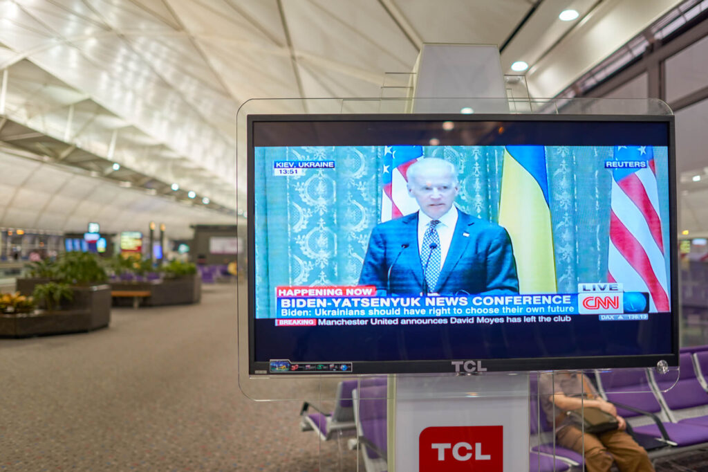 news_broadcasted_at_hong_kong_international_airport.jpg