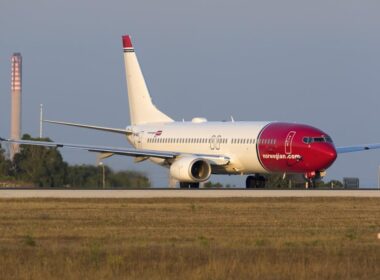 norwegian_air_aircraft_at_the_airport.jpg