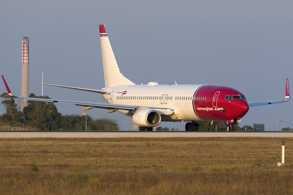 norwegian_air_aircraft_at_the_airport.jpg