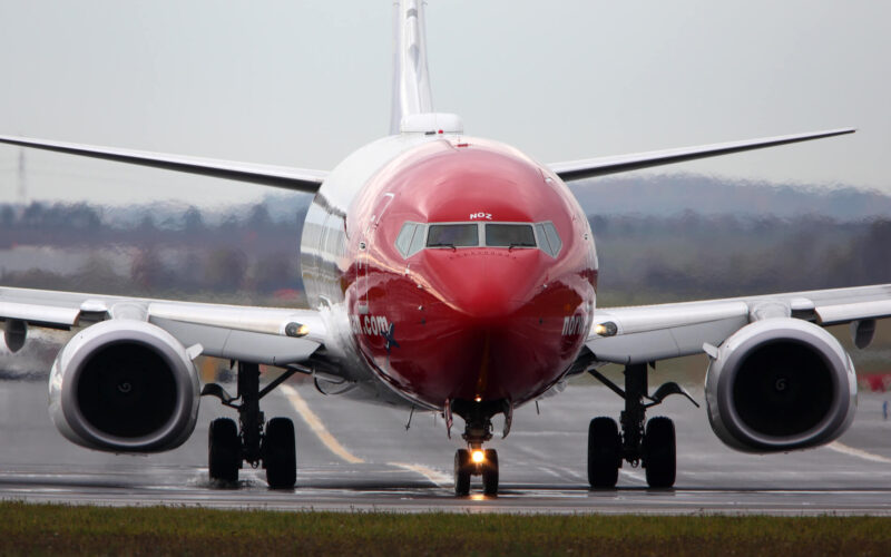 norwegian_air_shuttle_boeing_737-800_at_prague_international_airport_prg-2.jpg