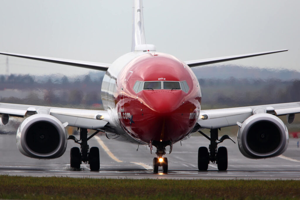 norwegian_air_shuttle_boeing_737-800_at_prague_international_airport_prg-4.jpg