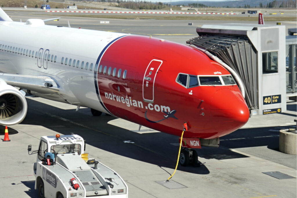 norwegian air shuttle boeing 737 at oslo airport osljpg norwegian_air_shuttle_boeing_737_at_oslo_airport_osl.jpg