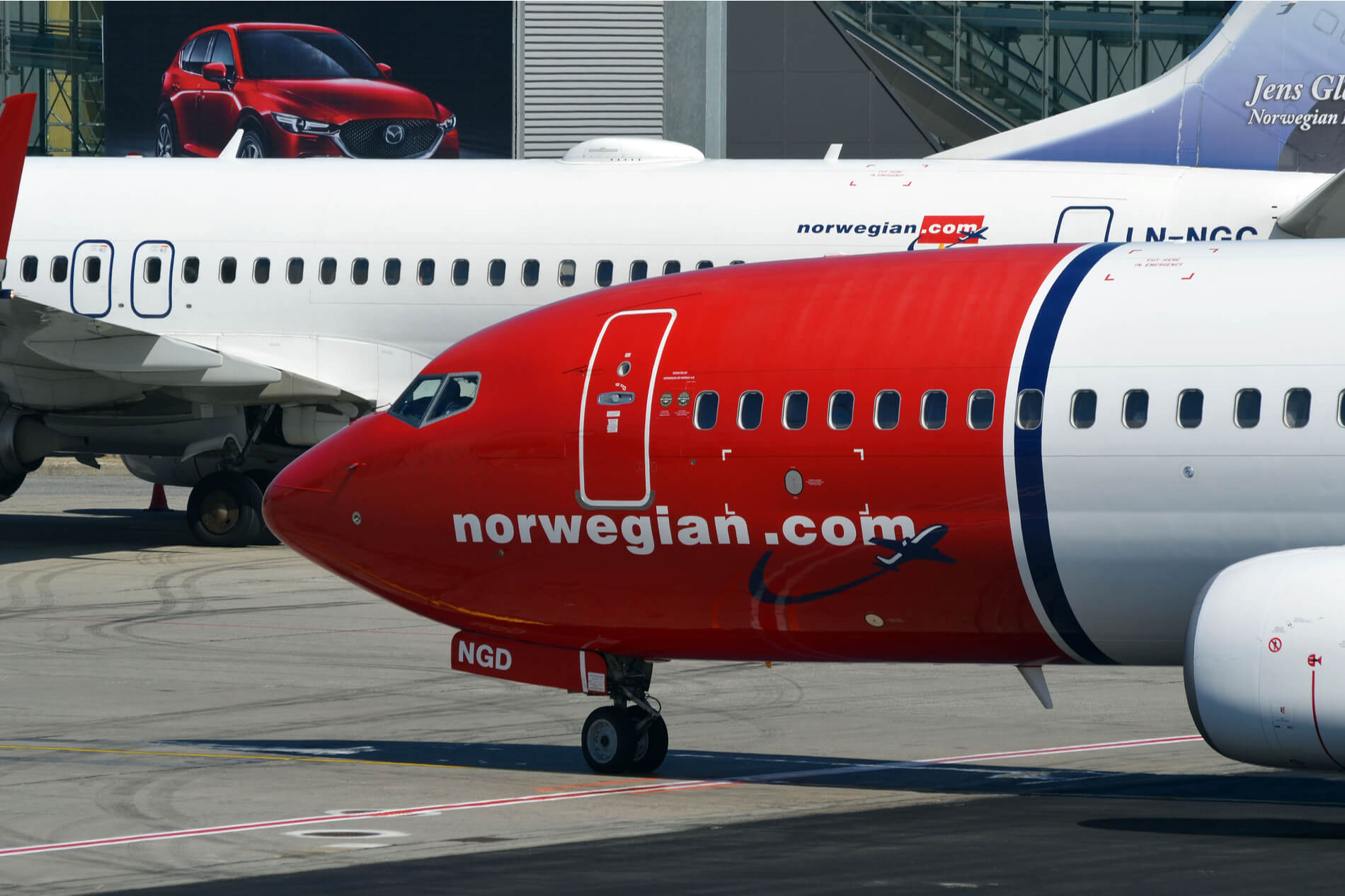 norwegian_air_shuttle_boeing_737_taxiing_at_oslo_airport_osl-1-1.jpg