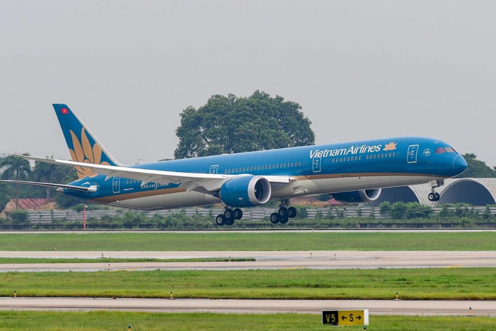 Vietnam Airlines adds fifth Boeing 787-10 to its fleet