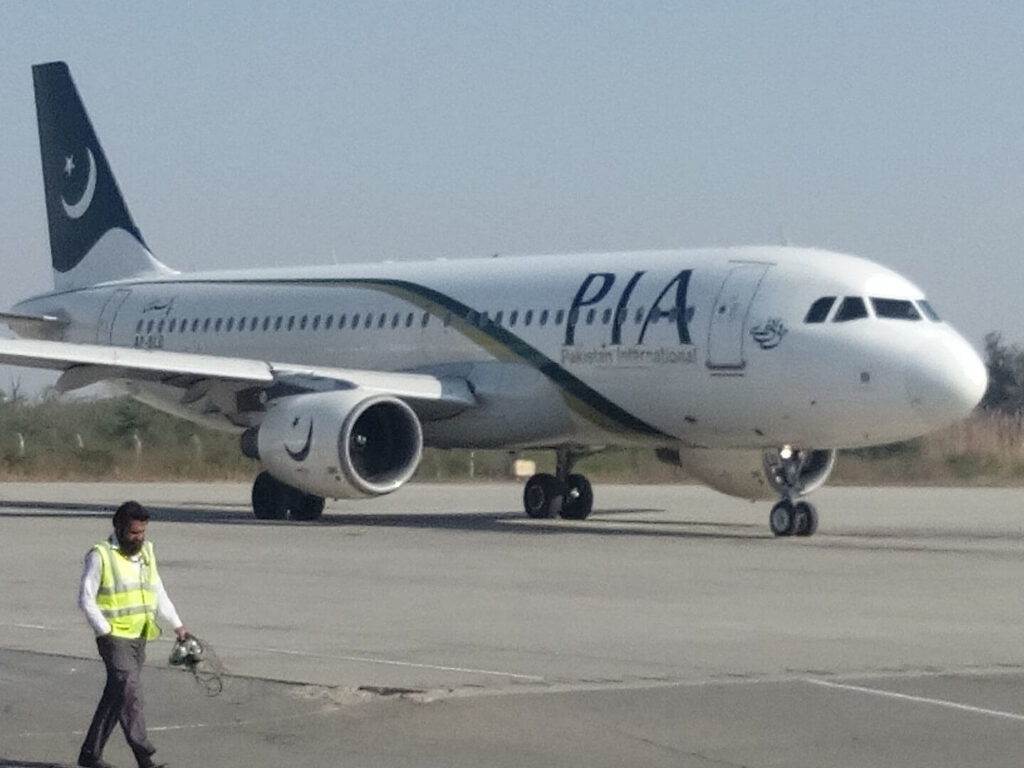 pakistan_international_airlines_airbus_a320_ap-bld.jpg