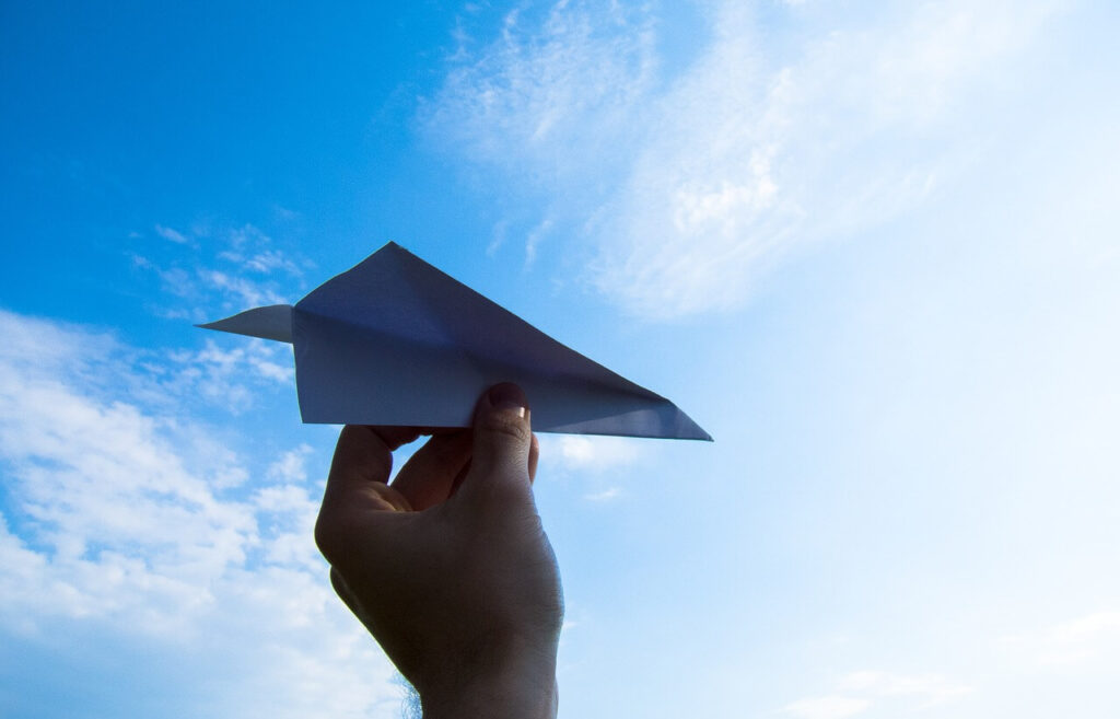 paper-plane-1607340_1280.jpg