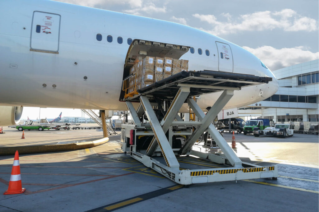 parcels_are_loaded_onto_an_aircraft_at_antalya_airport.jpg