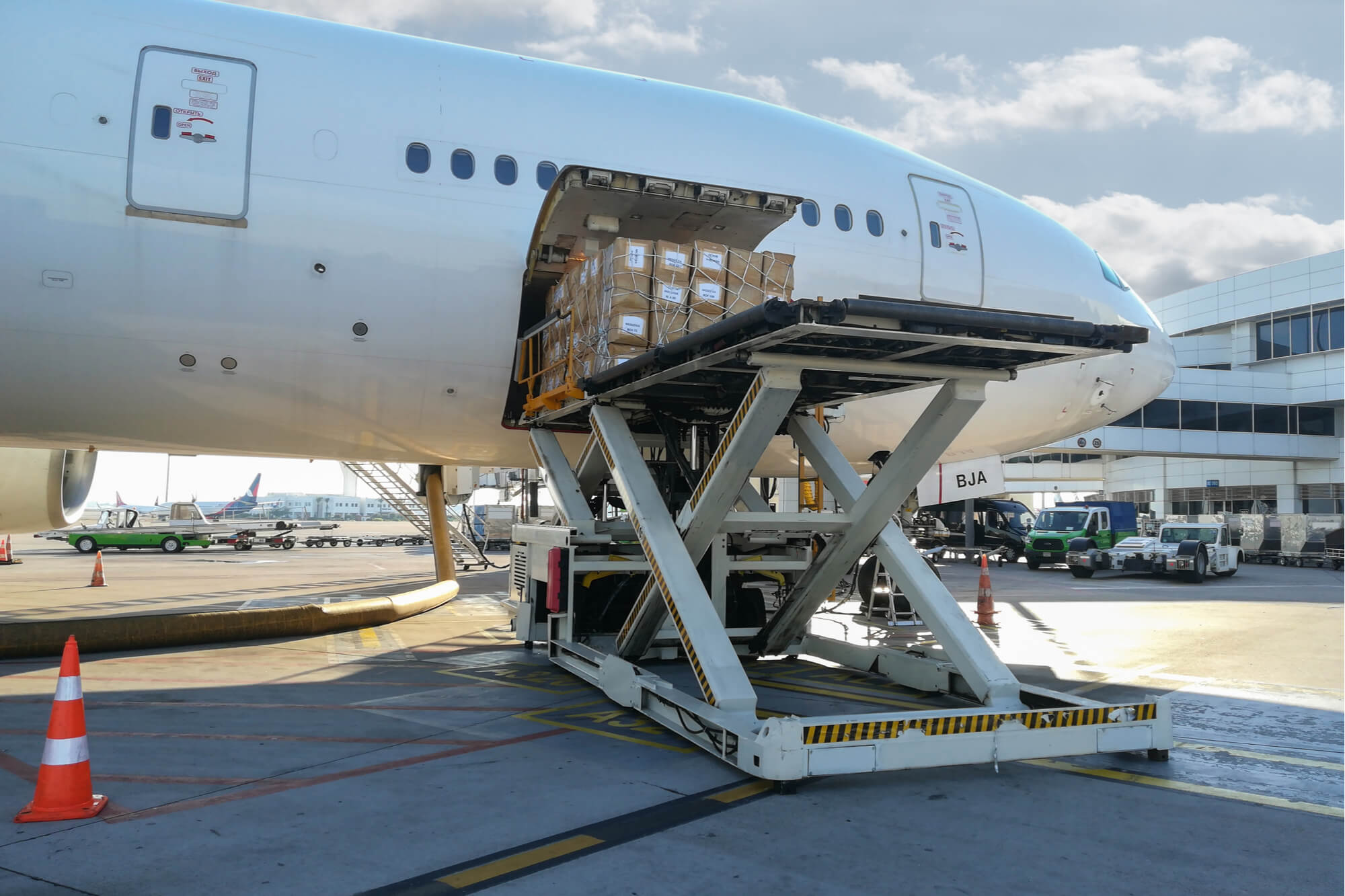 parcels_are_loaded_onto_an_aircraft_at_antalya_airport.jpg