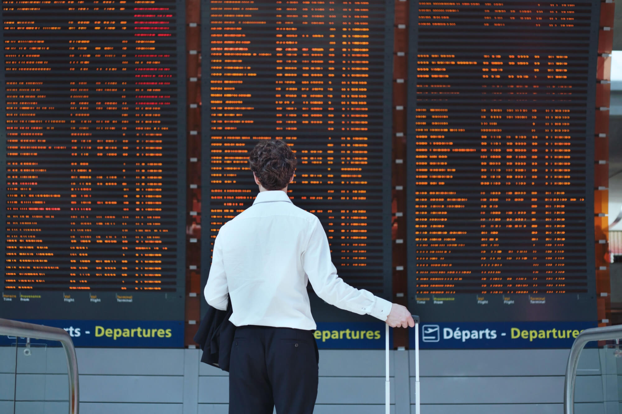passenger_checking_flights_in_a_french_airport.jpg