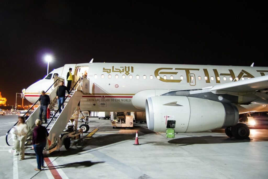 passengers_board_etihad_airways_flight.jpg