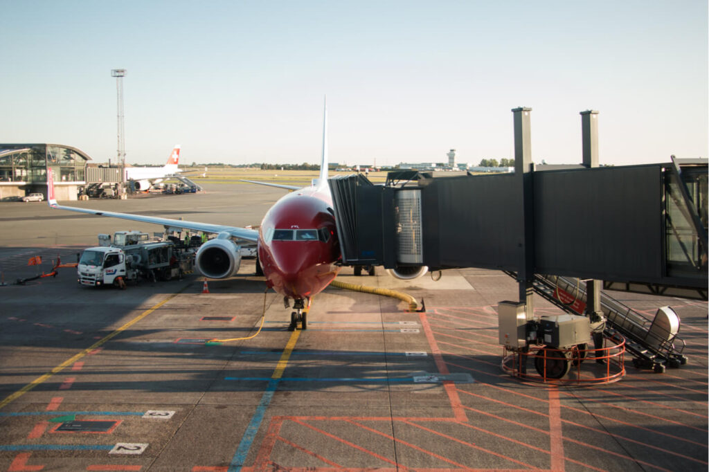passengers_boarding_norwegian_boeing_737-1.jpg