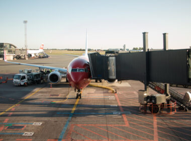 passengers_boarding_norwegian_boeing_737.jpg