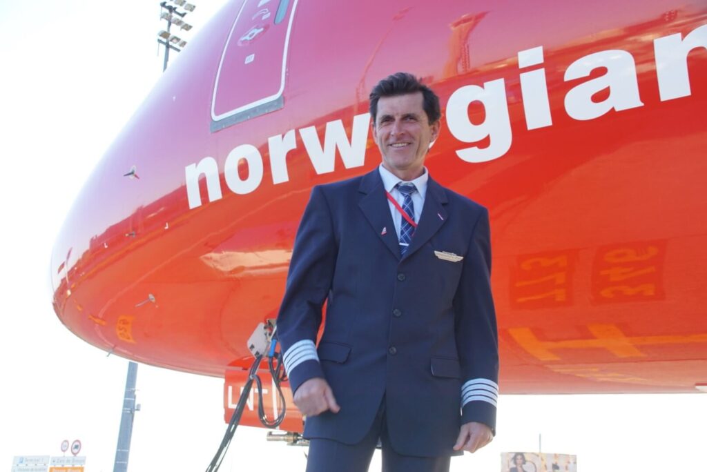 philippe_duforest_near_the_norwegian_boeing_787_dreamliner.jpg