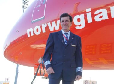 philippe_duforest_near_the_norwegian_boeing_787_dreamliner.jpg