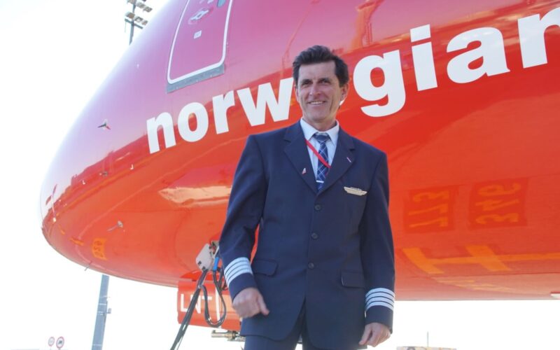 philippe_duforest_near_the_norwegian_boeing_787_dreamliner.jpg