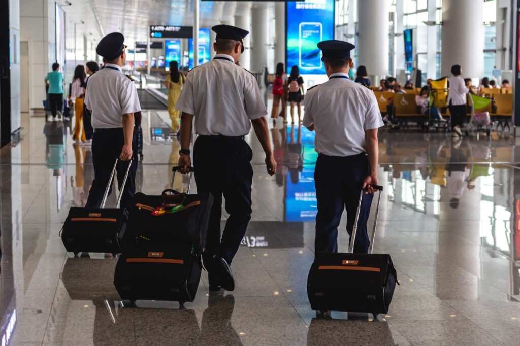 pilots in airport w luggage