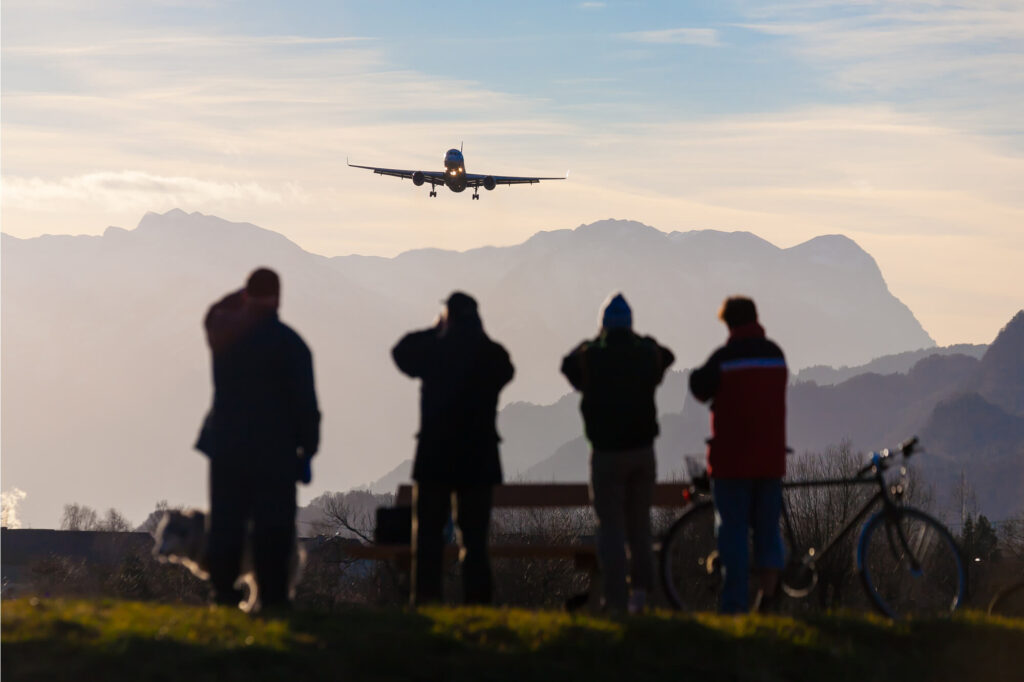 planespotters photographing a plane in the mountainsjpg planespotters_photographing_a_plane_in_the_mountains.jpg