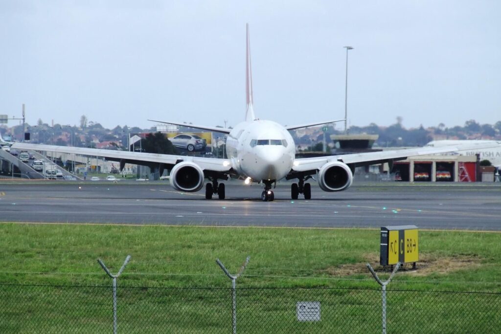 qantas 737 turning off runwayjpg qantas_737_turning_off_runway.jpg