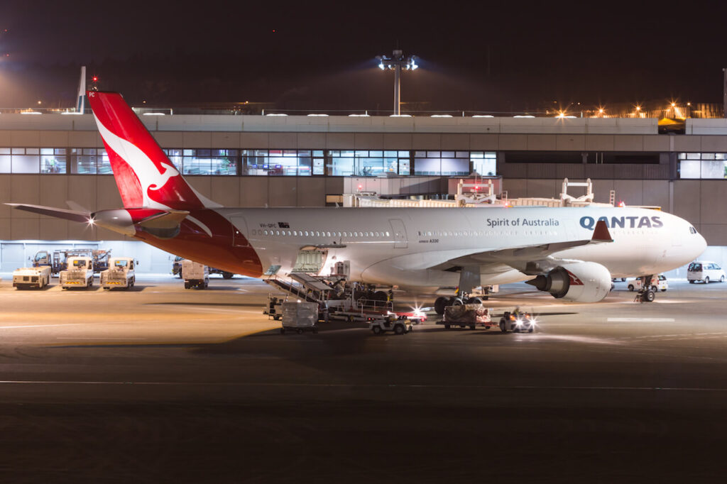 qantas_a330_narita_airport.jpg
