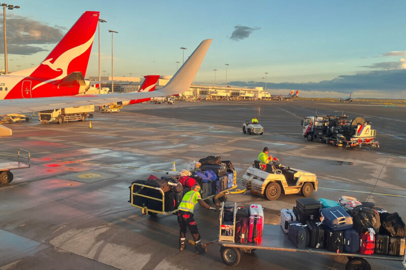 qantas_baggage_handlers.jpg AeroTime