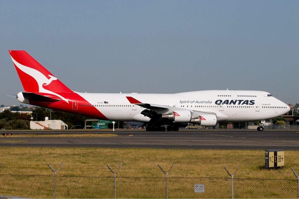 qantas_boeing_747-400_syd_li_pang.jpg