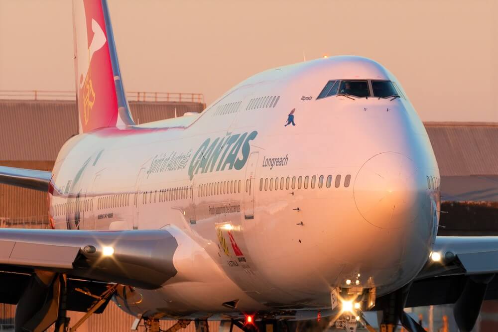 qantas_boeing_747-438er_lining_up_on_the_runway_to_depart_melbourne_airport_at_sunset..jpg