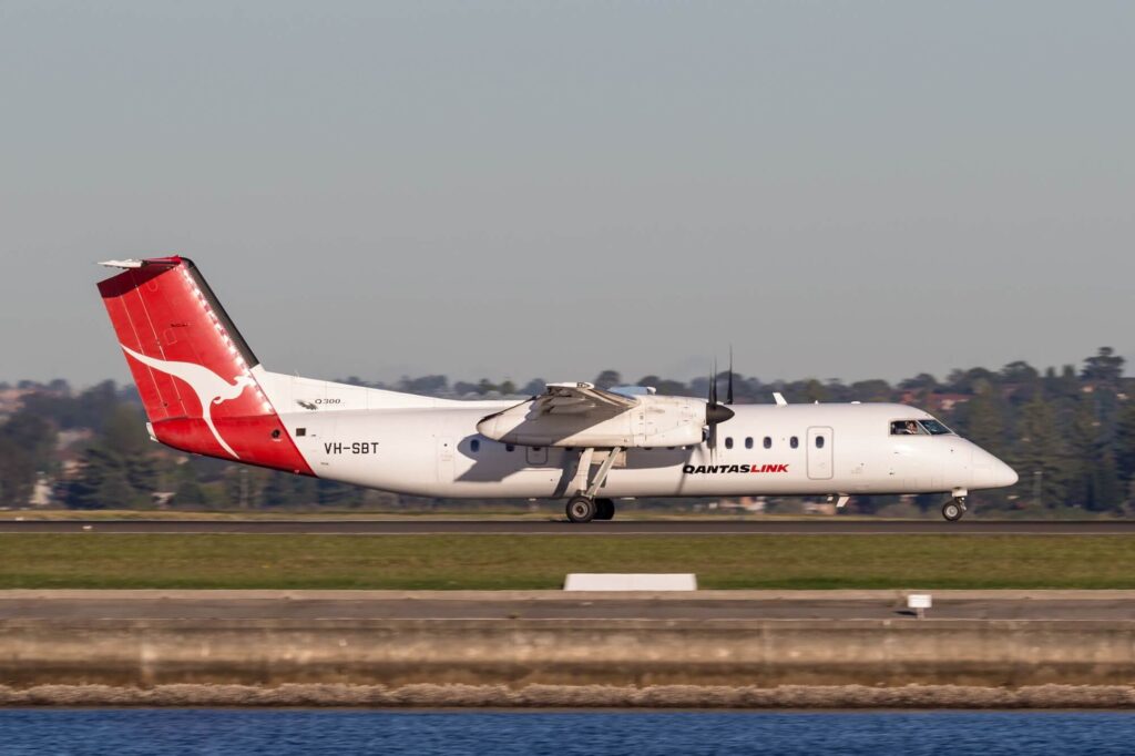 qantaslink_dash_8_at_sydney_airport.jpg