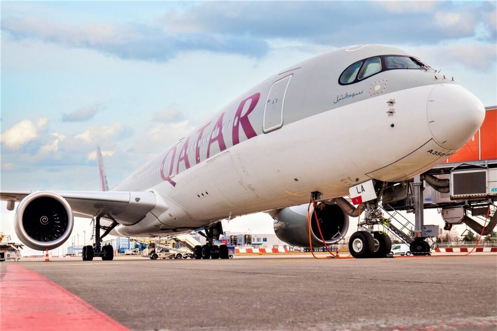 qatar_airways_airbus_a350-6.jpg