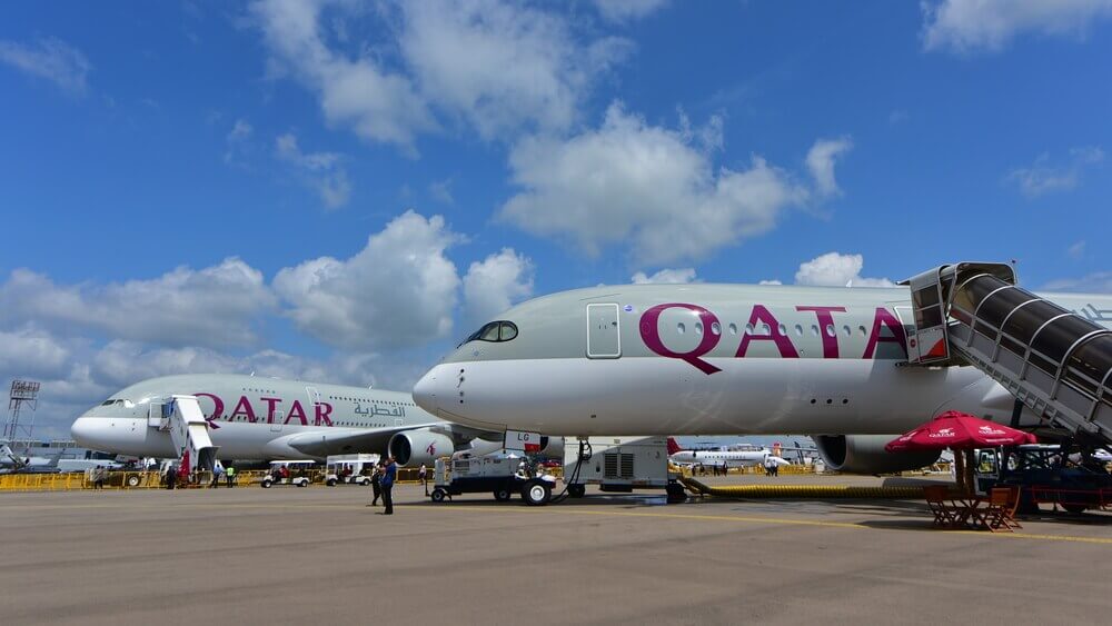 qatar_airways_airbus_a380_and_a350xwb_in_2016.jpg