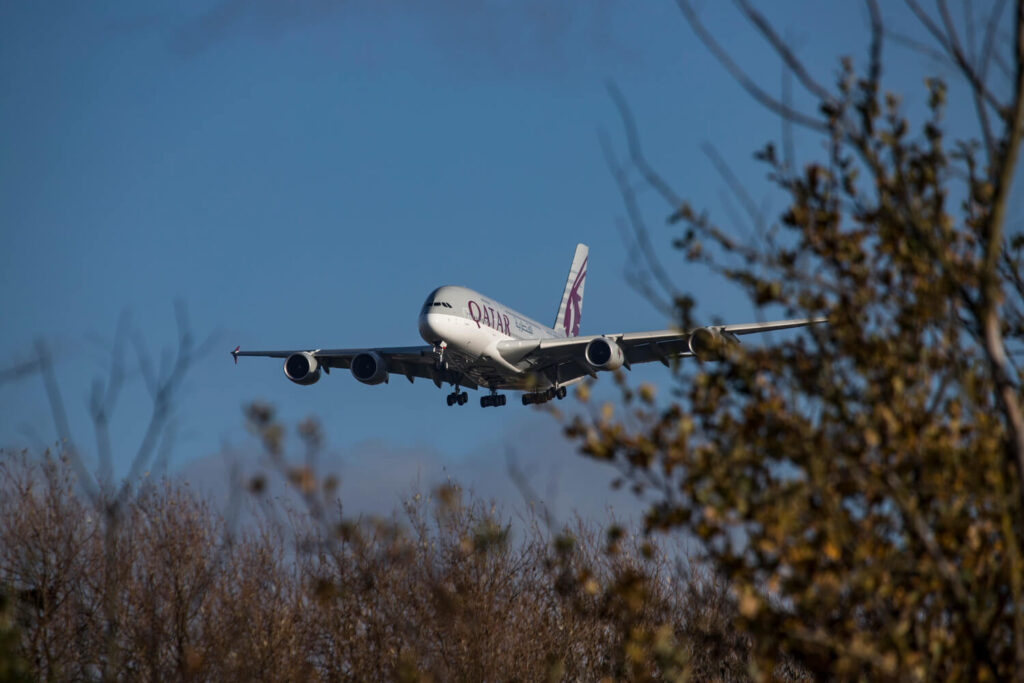 qatar airways airbus a380 landingjpg qatar_airways_airbus_a380_landing.jpg