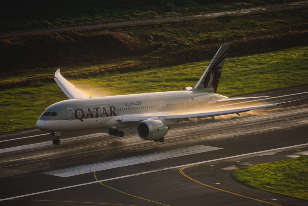 qatar_airways_boeing_787_landing.jpg