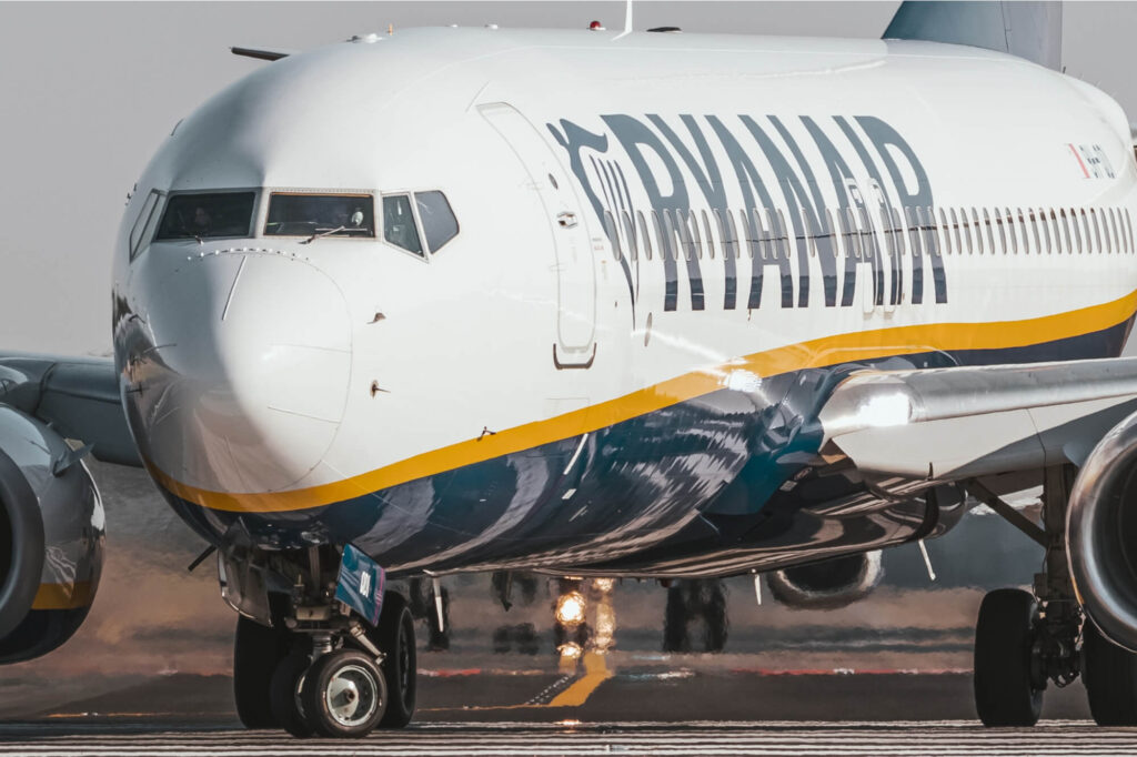 ryanair_boeing_737_lined_up_for_take_off-1.jpg