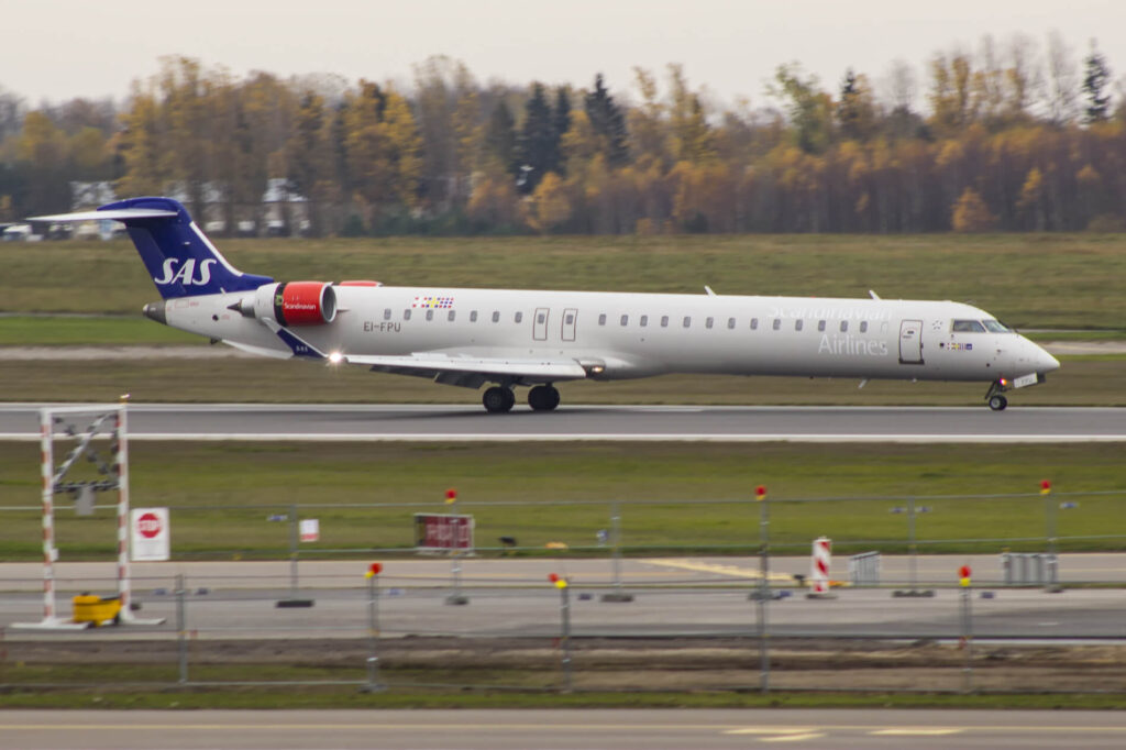 sas_bombardier_crj-900_landing_at_vilnius_airport_vno.jpg