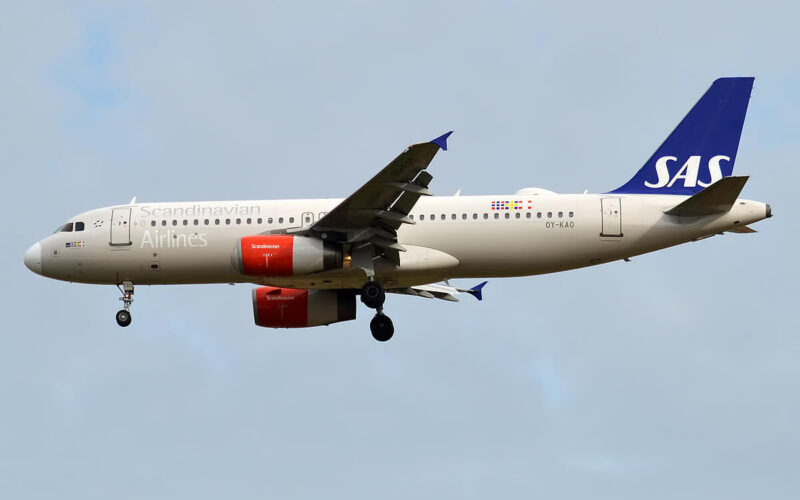 sas_oy-kao_airbus_a320-232_30334989447.jpg