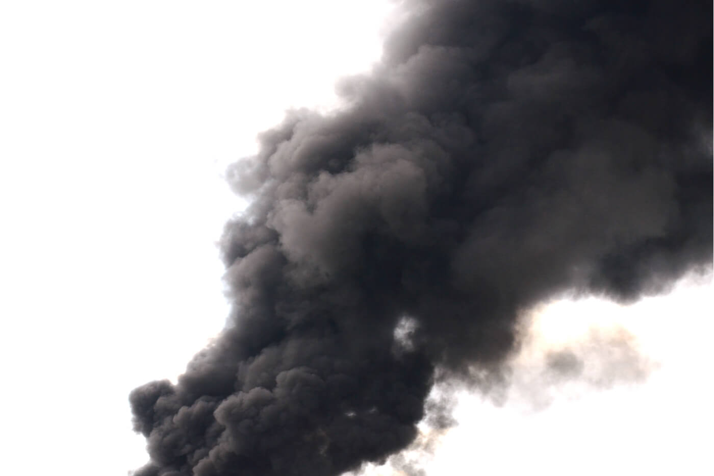 клубы черного дыма на пожаре барнаул. дымка на земле. черный дым от пожара. столб дыма от пожара. дым из огня.