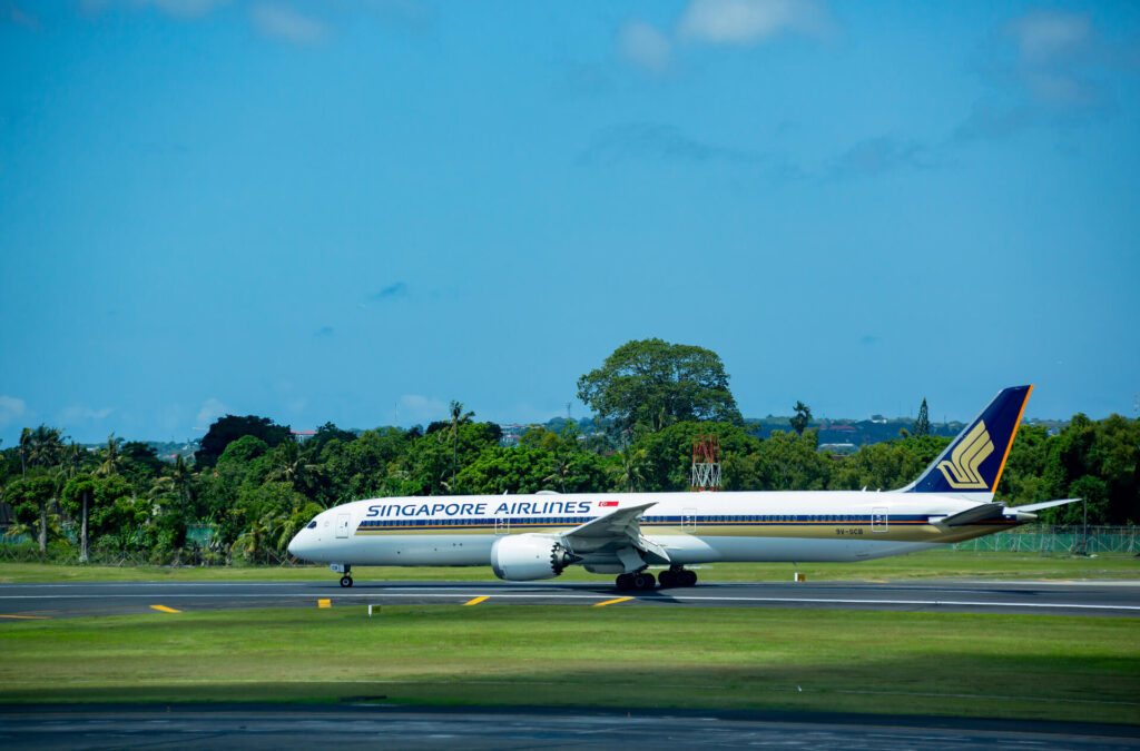 singapore_airlines_boeing_787_dreamliner_in_ngurah_rai_international_airport_in_indonesia.jpg