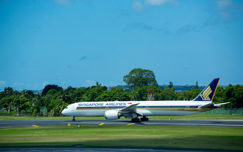 singapore_airlines_boeing_787_dreamliner_in_ngurah_rai_international_airport_in_indonesia.jpg