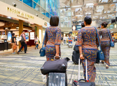 singapore_airlines_cabin_crew_airport.jpg