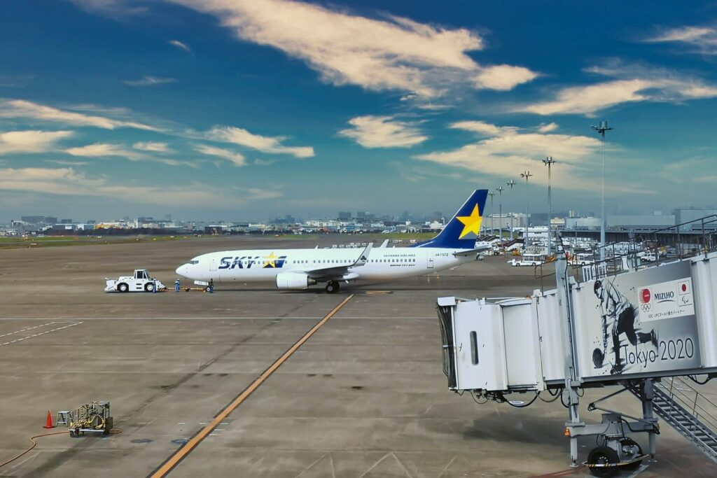 skymark_airlines_boeing_737_in_haneda_airport.jpg