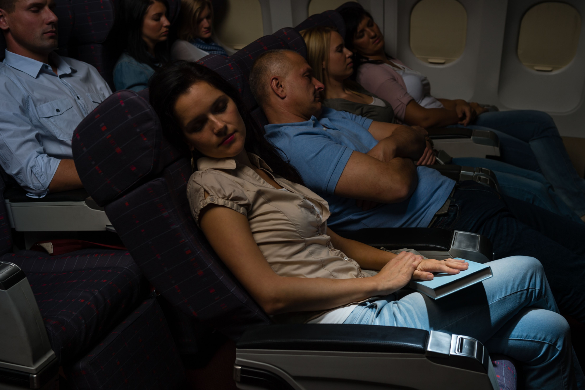 Пассажиры сколько минут. Самолет с пассажиром. Девушка в самолете. Пассажиры в самолете спят.