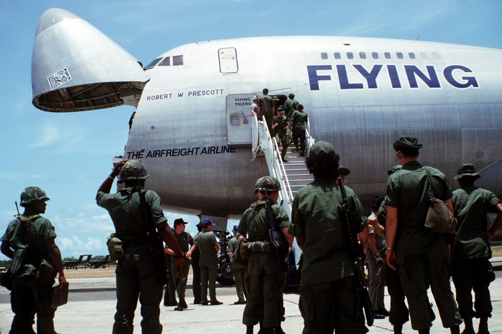 soldiers disembark a boeing 747 flying tiger aircraftjpg soldiers_disembark_a_boeing_747_flying_tiger_aircraft.jpg