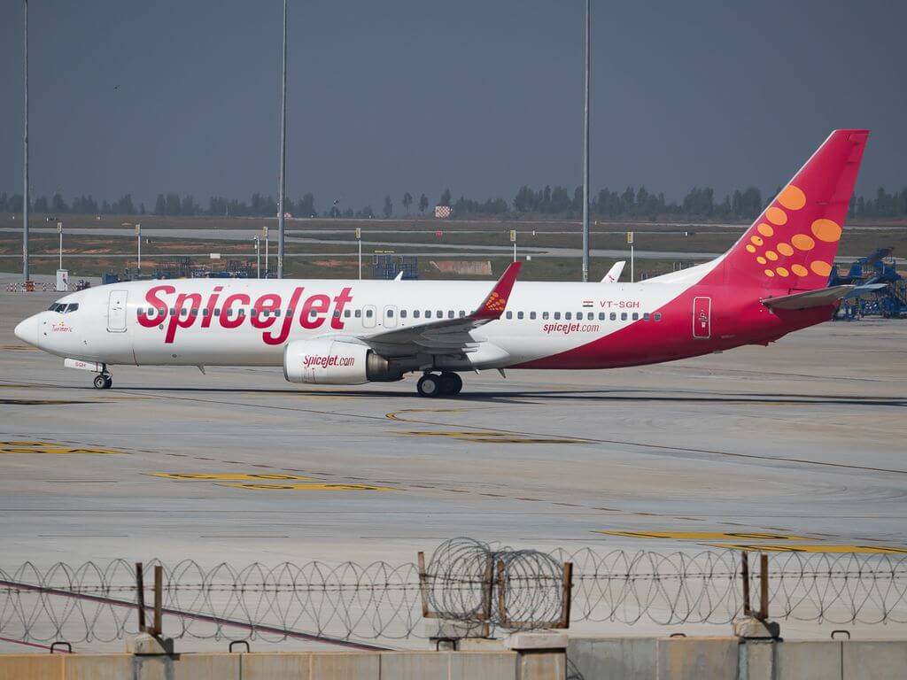 spicejet_vt-sgh_at_bangalore_dec_2015.jpg