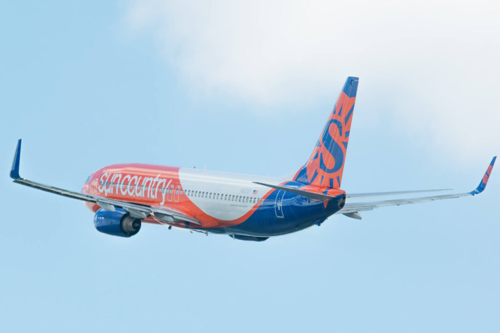 sun_country_airlines_boeing_737_departing_minneapolis_international_airport.jpg