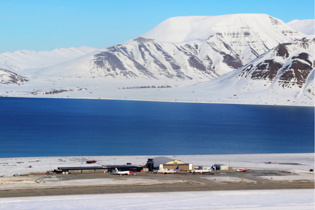 svalbard_airport_norwegian_plane.jpg