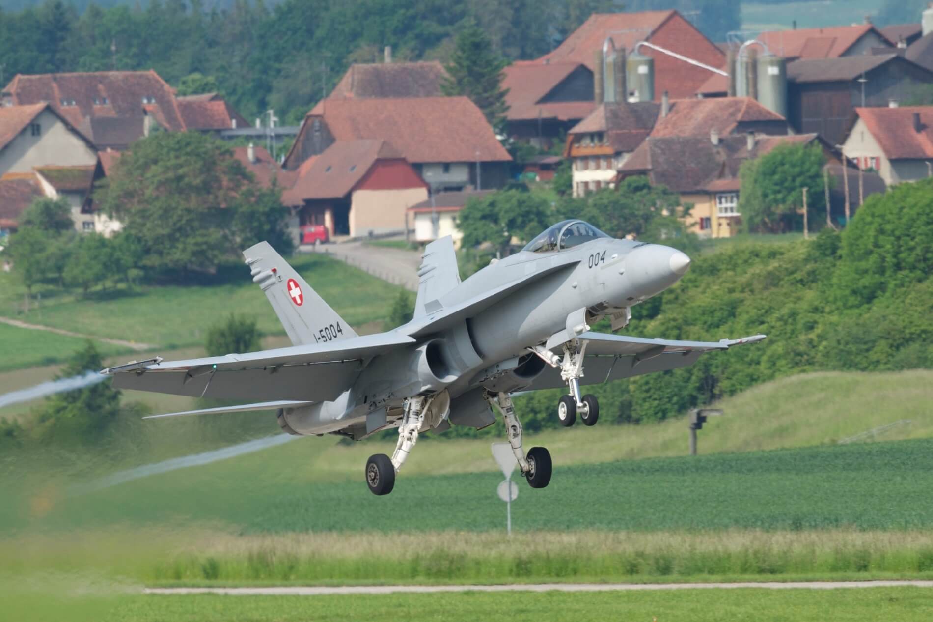 swiss_f_a-18_hornet_taking_off_from_payerne.jpg
