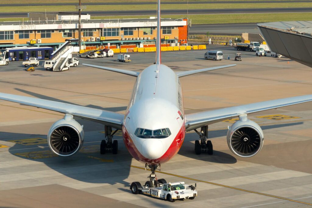 taag_angola_airlines_boeing_777_during_push_back_in_or_tambo_international_airport._b777-200er_registered_as_d2-tee-min.jpg