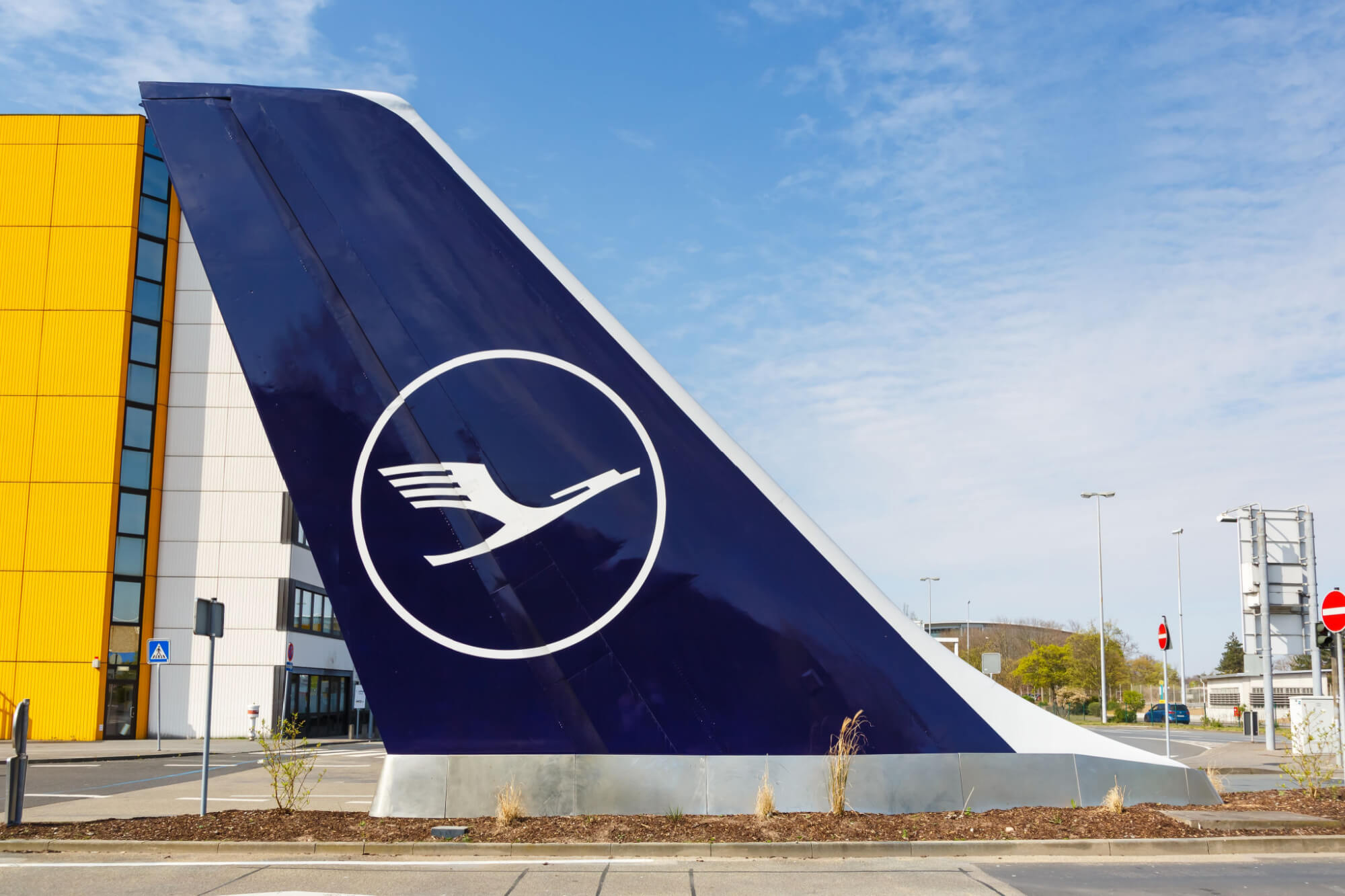 tail_of_a_lufthansa_plane_at_lufthansa_hq-1.jpg