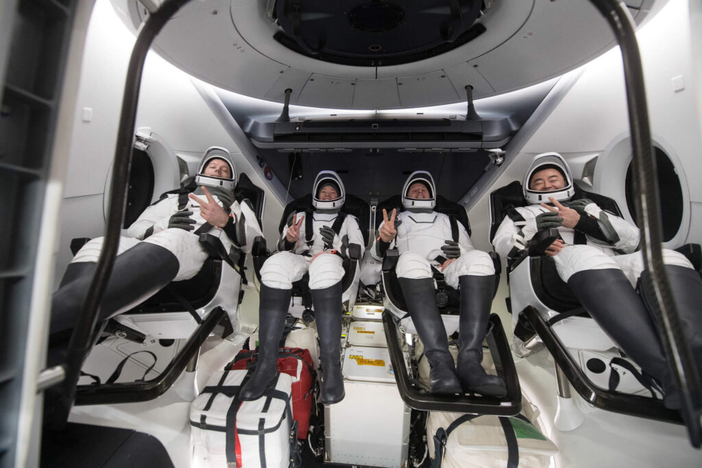 the crew of the spacex dragon capsule back on earthjpg the_crew_of_the_spacex_dragon_capsule_back_on_earth.jpg