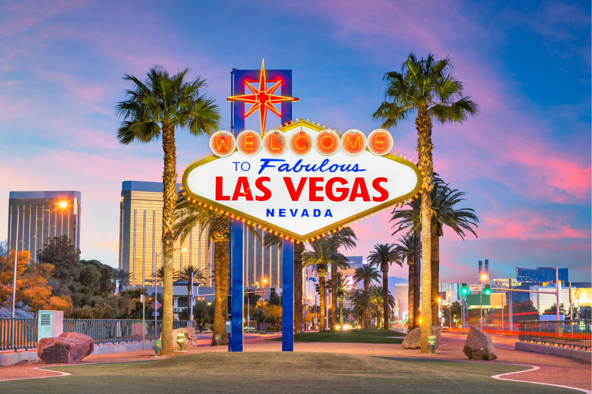 the_welcome_to_las_vegas_sign_at_dusk.jpg