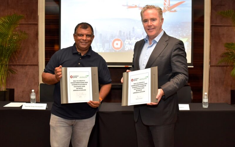 tony_fernandes_domhnal_slattery_at_the_avolon-airasia_mou_signing_ceremony.jpeg